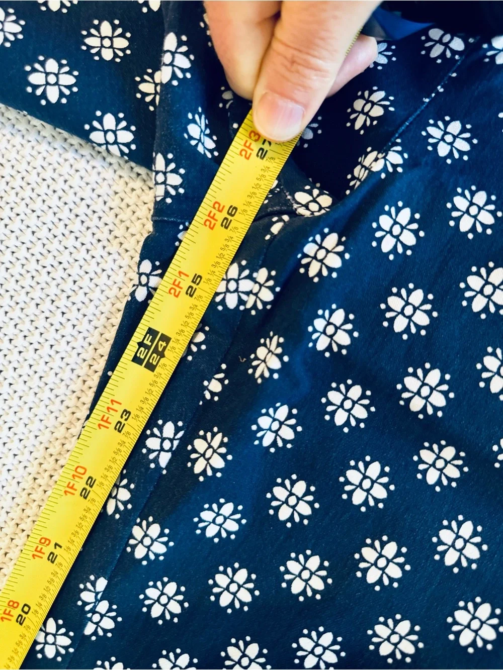 CHICO’S Stretchy Navy Blue & White Dot Floral Ankle Slim Crop Jeans